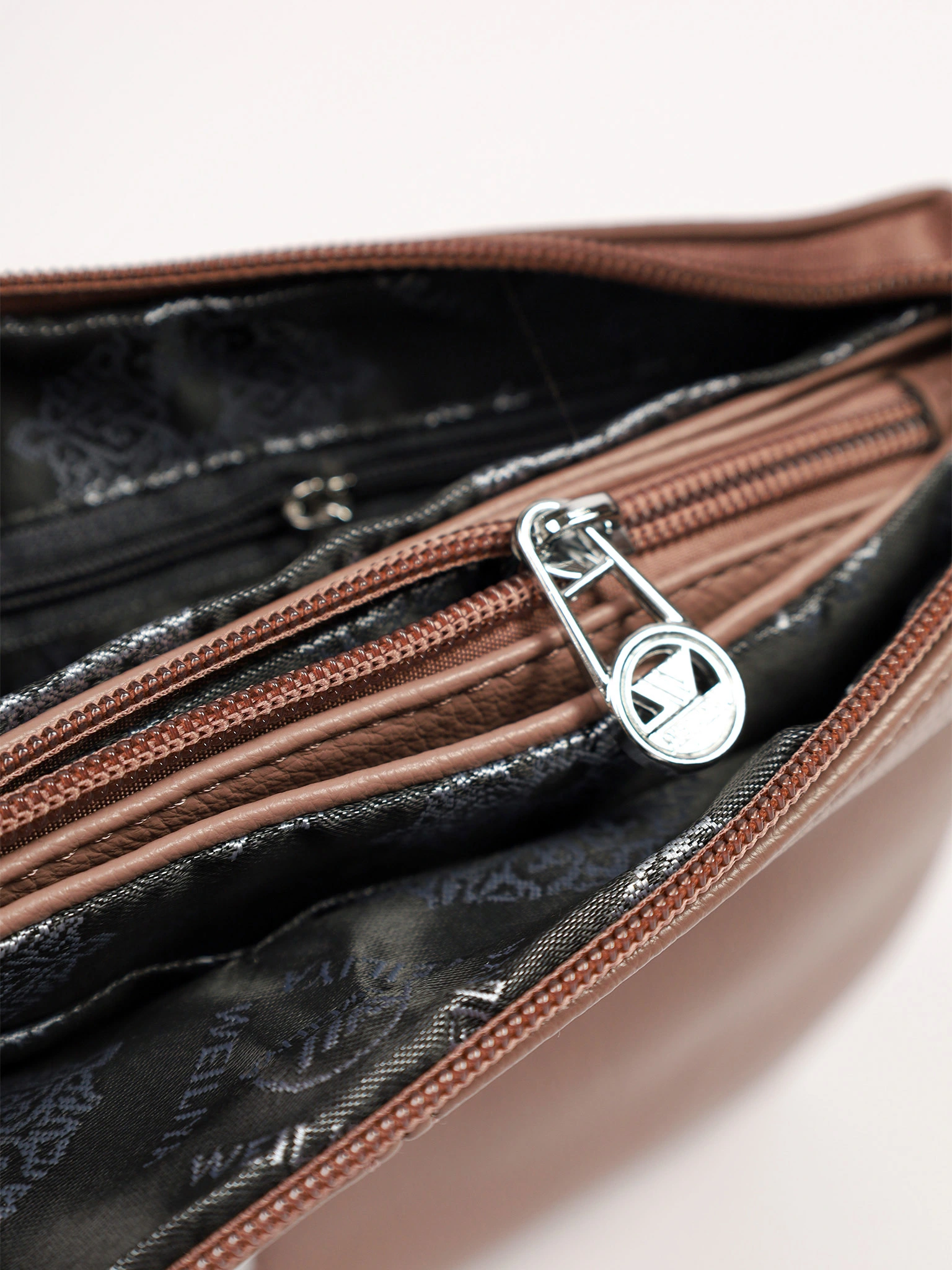 Сумка-кроссбоди с декоративным патчем в ассортименте